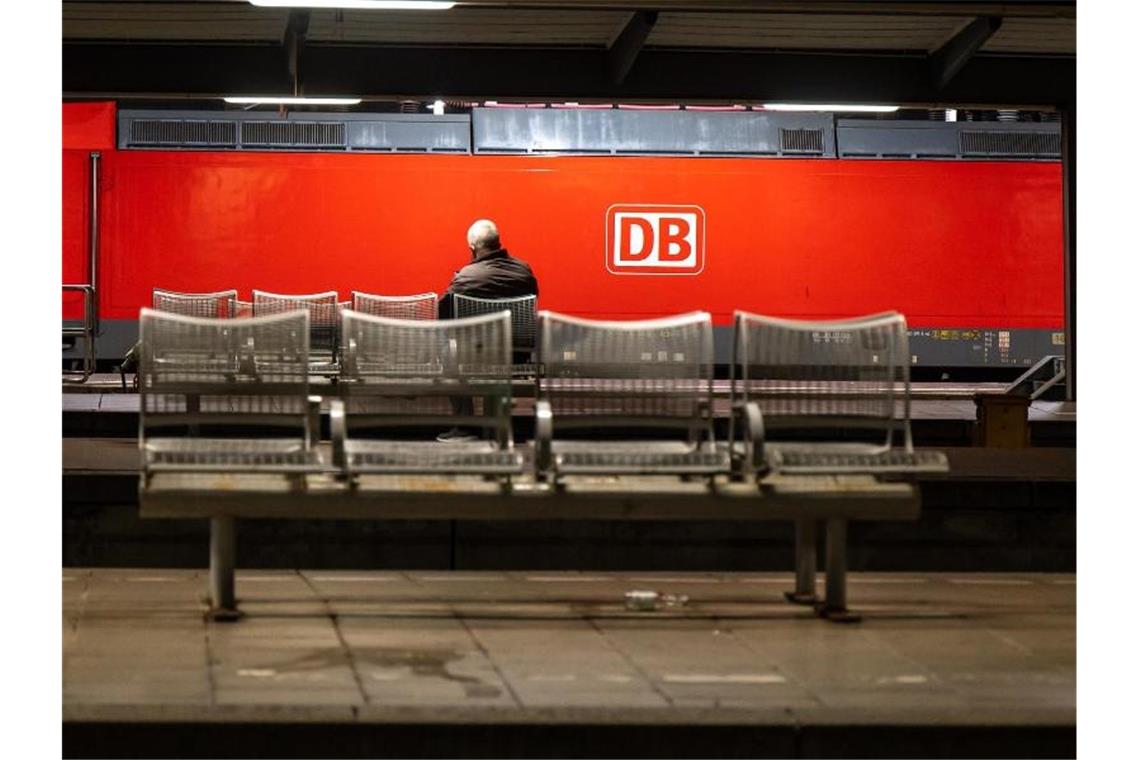 Gericht bestätigt Lokführerstreik - Bahn-Antrag abgelehnt Auf Grund eines Streiks der Gewerkschaft der Lokführer (GDL) fallen Züge aus. Foto: Peter Kneffel/dpa