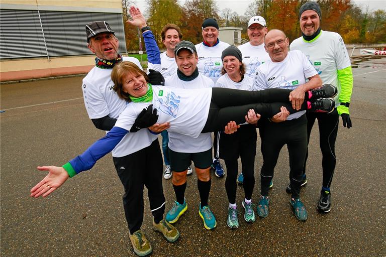 Auf Händen getragen: Laufend-BKZ-Kursleiterin und AOK-Sportpädagogin Brigitte Würfel mit den Betreuern Achim Wöhrle, Steffen Grün, Rolf Hettich, Falko Dröge, Michael Clauss (hinten von links), Heiko Schäffler, Tanja Bartsch und Hans Strohmaier (vorne). Foto: A. Becher