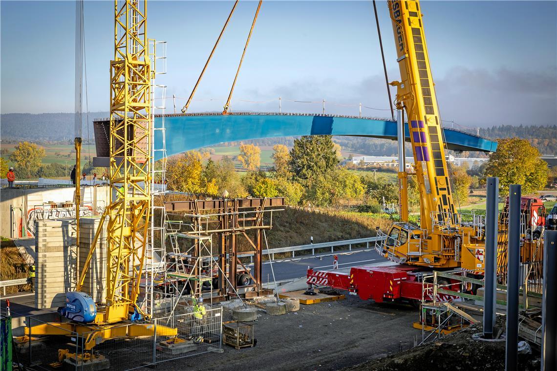Auf Höhe des Backnanger Wasserturms ist gestern der neue Stahlüberbau über die Bundesstraße eingesetzt worden. Foto: Alexander Becher