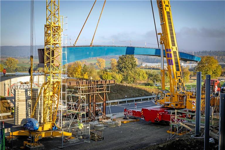 Auf Höhe des Backnanger Wasserturms ist gestern der neue Stahlüberbau über die Bundesstraße eingesetzt worden. Foto: Alexander Becher
