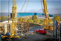Auf Höhe des Backnanger Wasserturms ist gestern der neue Stahlüberbau über die Bundesstraße eingesetzt worden. Foto: Alexander Becher