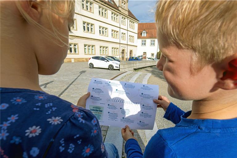 Auf ihre Laufkarten schreiben die Kinder die richtigen Lösungen und nehmen so am Gewinnspiel teil. Foto: A. Becher