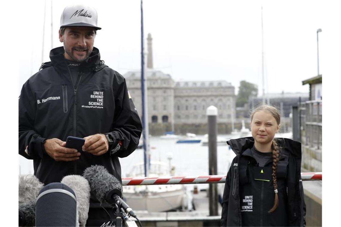 Auf ihrer Atlantikreise wird Greta Thunberg (r) von Profisegler Boris Herrmann begleitet. Foto: Kirsty Wigglesworth/AP