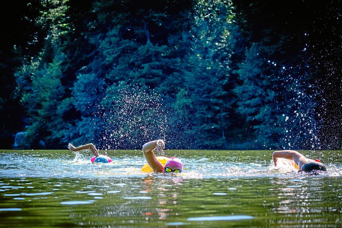 Auf ihrer Runde durch den Ebnisee genießen es Mia Meyer, Pia Jelica und Paris Pappas (von links), anders als im Becken nicht ständig wenden zu müssen. Fotos: Alexander Becher