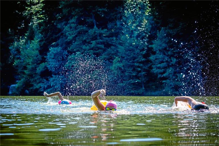Auf ihrer Runde durch den Ebnisee genießen es Mia Meyer, Pia Jelica und Paris Pappas (von links), anders als im Becken nicht ständig wenden zu müssen. Fotos: Alexander Becher