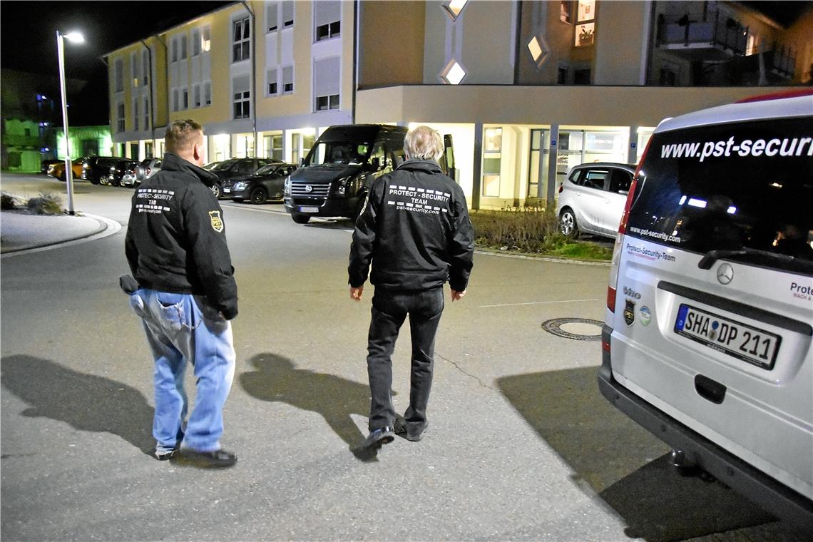 Auf ihrer Streifenfahrt durch Auenwald haben Thomas Erhard (links) und Martin Konrad auch Falschparker im Visier. Fotos: T. Sellmaier