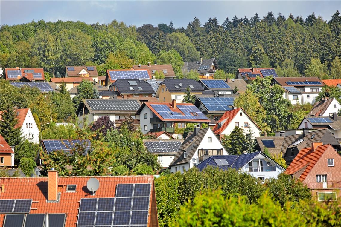 Auf immer mehr Dächern finden sich heutzutage Fotovoltaikanlagen – auch in der Region ist ein Zuwachs zu verzeichnen. Symbolfoto: Adobe Stock/Ingo Bartussek