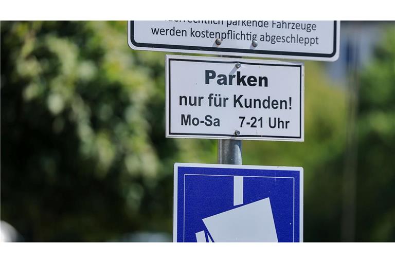 Auf immer mehr Parkplätzen, vor allem von Supermärkten, gibt es digitale Prozesse und externe Dienstleister. (Archivbild)