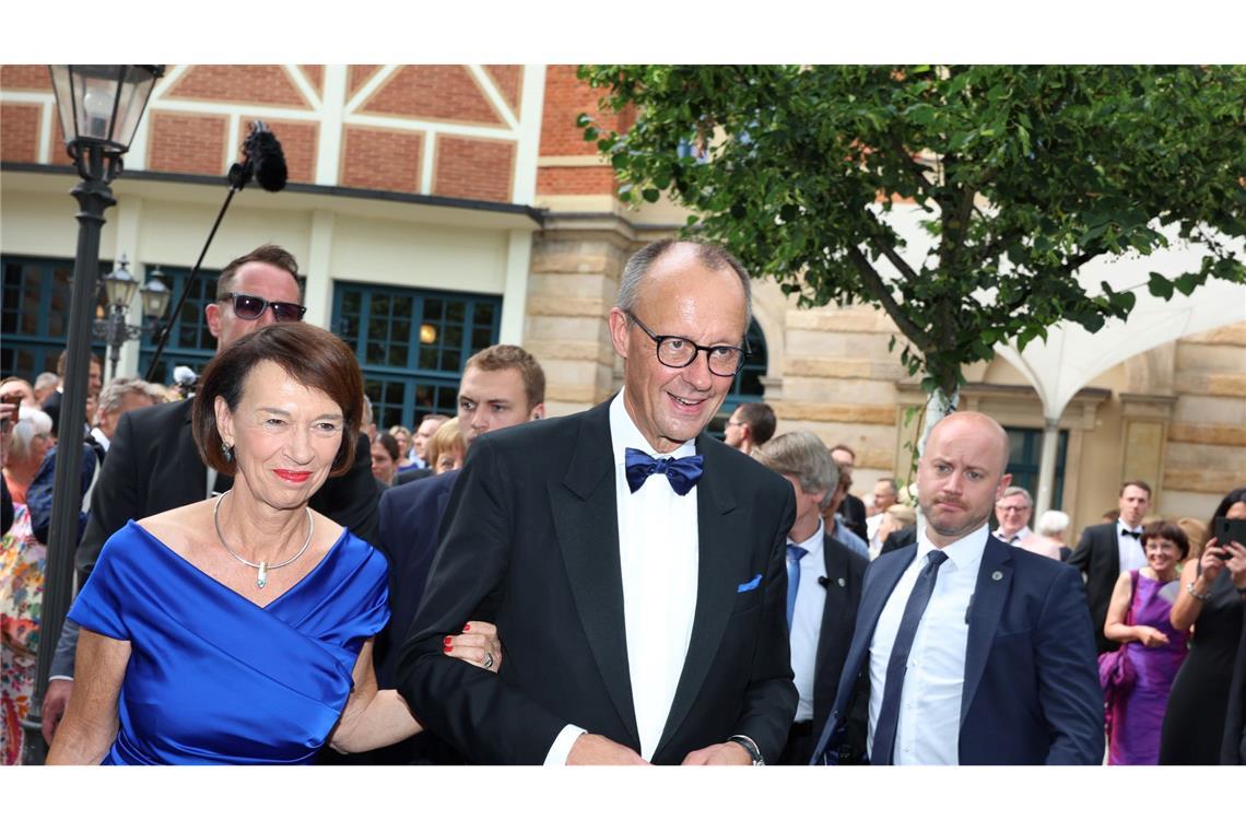 Roter Teppich für die Politik - Bayreuth-Start nach Gewitter Auf in die Pause - Charlotte und Friedrich Merz.l