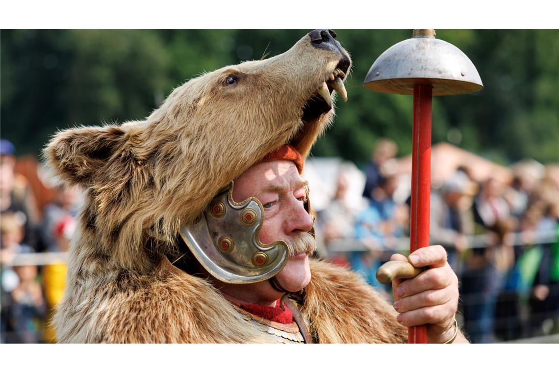 Bilder des Tages Auf in die Schlacht: Das Varusschlacht-Museum in Bramsche veranstaltet wieder die Römer- und Germanentage. Ein als römischer Legionär verkleideter Darsteller trägt dabei einen Bärenkopf.