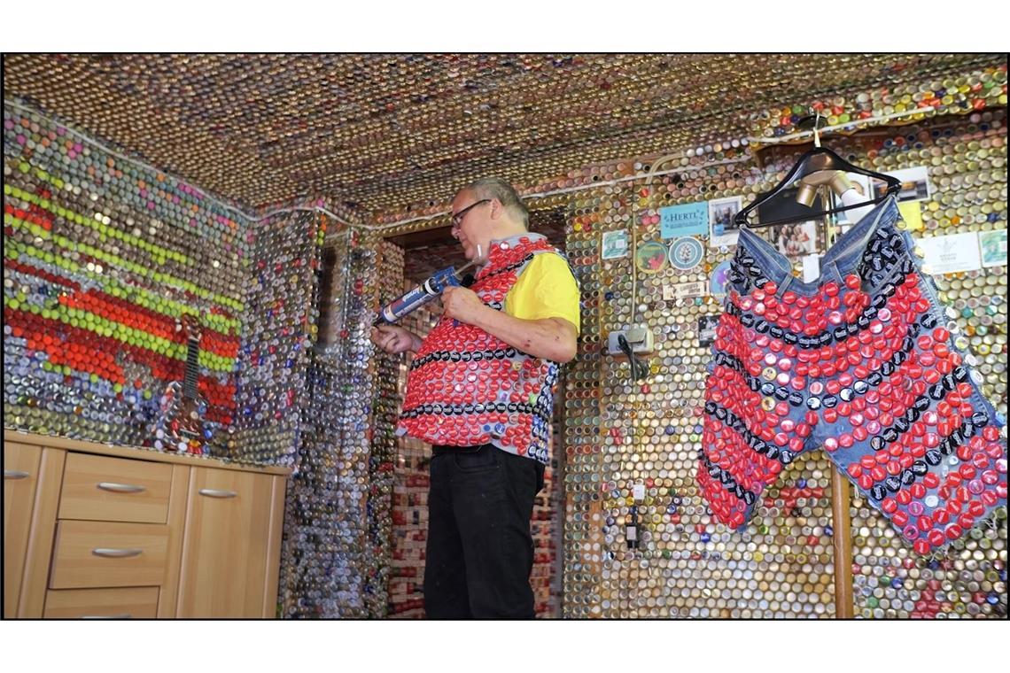 Frührentner schmückt sein Haus mit 130.000 Kronkorken Auf Instagram will er als "Kronkorken Frank" auch Aufmerksamkeit auf das Thema Angehörigenpflege ziehen.