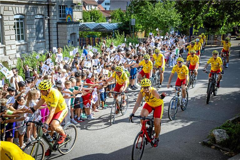 Auf jeder Etappe der Radtour werden Spenden eingesammelt. Foto: Alexander Becher