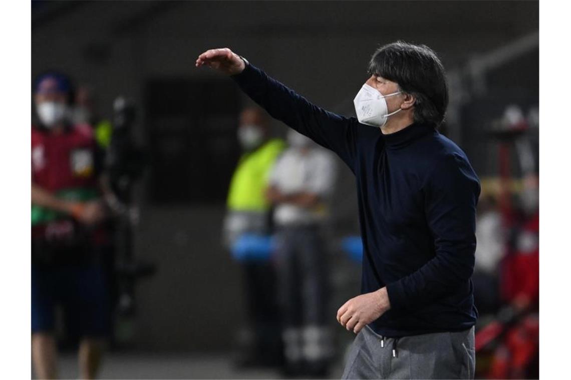 „Auf keinen Fall dürfen wir jetzt völlig den Glauben verlieren an die Stärke, die die Mannschaft hat“, sagt Löw. Foto: Federico Gambarini/dpa