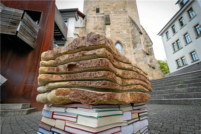 Auf Kempfs Skulptur ist das Gedicht „Im Land der anderen“ eingeklopft. Foto: Alexander Becher