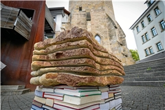 Auf Kempfs Skulptur ist das Gedicht „Im Land der anderen“ eingeklopft. Foto: Alexander Becher