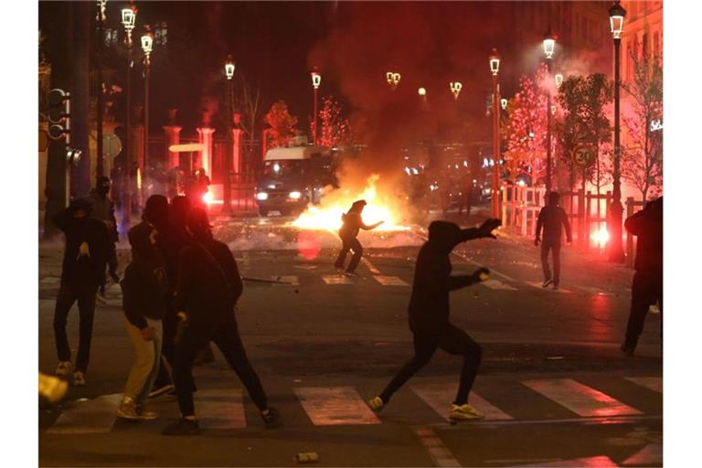 Auf Korsika kommt es seit mehreren Tagen zu Demonstrationen und Ausschreitungen, nachdem der korsische Separatist Yvan Colonna im Gefängnis im südfranzösischen Arles von einem Mitgefangenen angegriffen und lebensgefährlich verletzt worden war. Foto: Pascal Pochard-Casabianca/AFP/dpa/Archiv