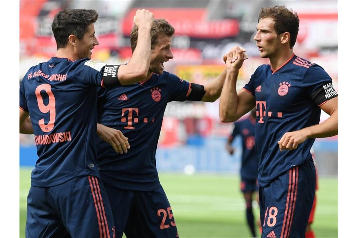 Bayern unaufhaltsam - Rekorde für Darida, Wirtz und Gjasula Auf Kurs Meistertitel: Lewandowski (l) jubelt über seinen Treffer zum 4:1 für die Bayern gegen Leverkusen mit Thomas Mueller und Leon Goretzka (r). Foto: Matthias Hangst/Getty Images Europe/Pool/dpa