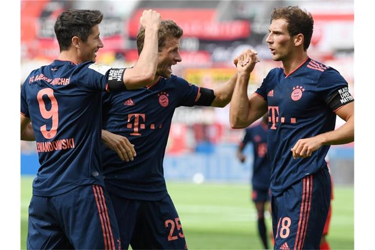 Auf Kurs Meistertitel: Lewandowski (l) jubelt über seinen Treffer zum 4:1 für die Bayern gegen Leverkusen mit Thomas Mueller und Leon Goretzka (r). Foto: Matthias Hangst/Getty Images Europe/Pool/dpa