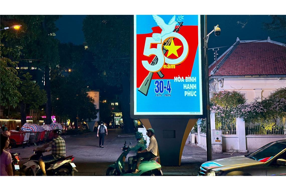 50 Jahre Ende des Vietnamkriegs: Riesige Feiern geplant Auf Leuchttafeln werden Frieden und Wiedervereinigung gefeiert.