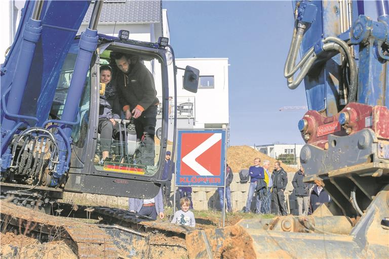 Auf Los geht’s los: Denise Kipf, eine der künftigen Bauherrinnen in der Fuchsklinge, und Baggerführer Jens Achtenberg in Aktion. Foto: A. Becher