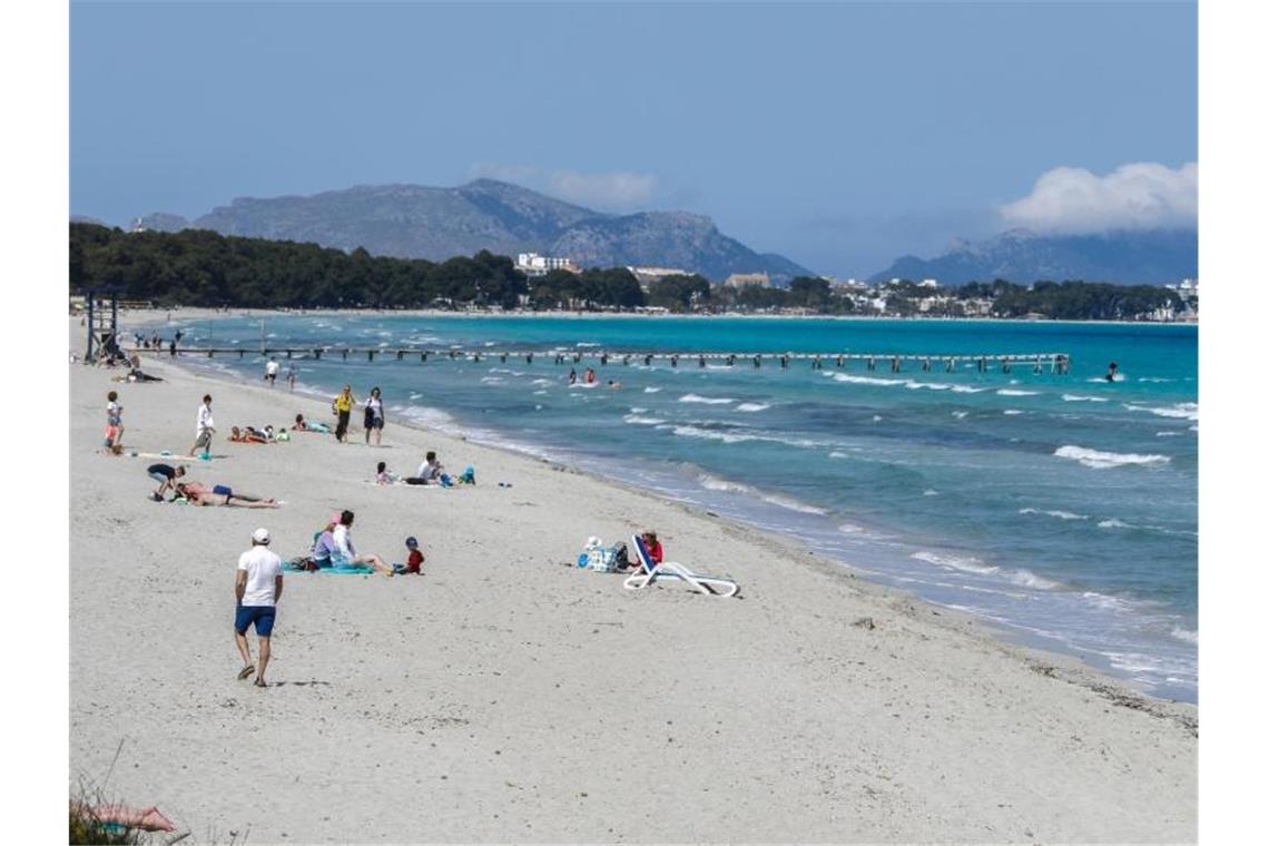 Auf Mallorca wie hier am Strand von Muro bleibt die Corona-Lage entspannt. Foto: Clara Margais/dpa