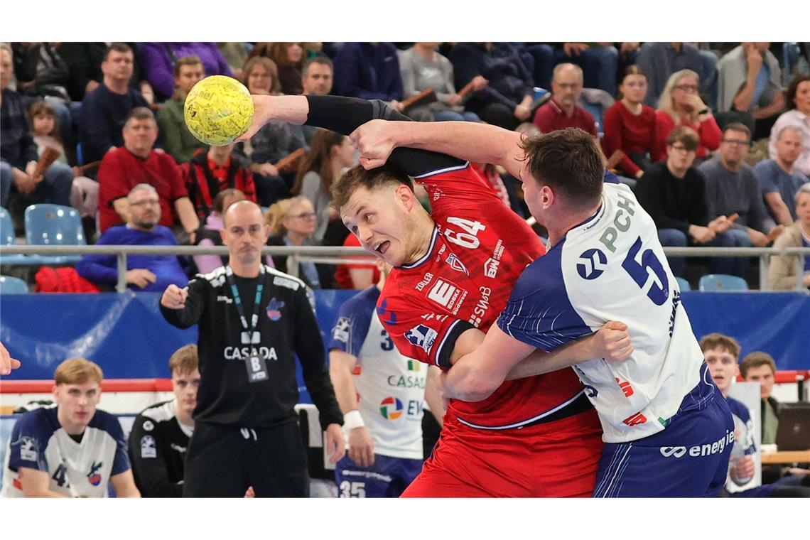 Romero-Team feiert ersten Heimsieg der Saison Auf Max Hejny lastete nach dem Ausfall von Dominik Claus viel Verantwortung im rechten Rückraum – der Linkshänder kam damit klar und machte ein gutes Spiel.