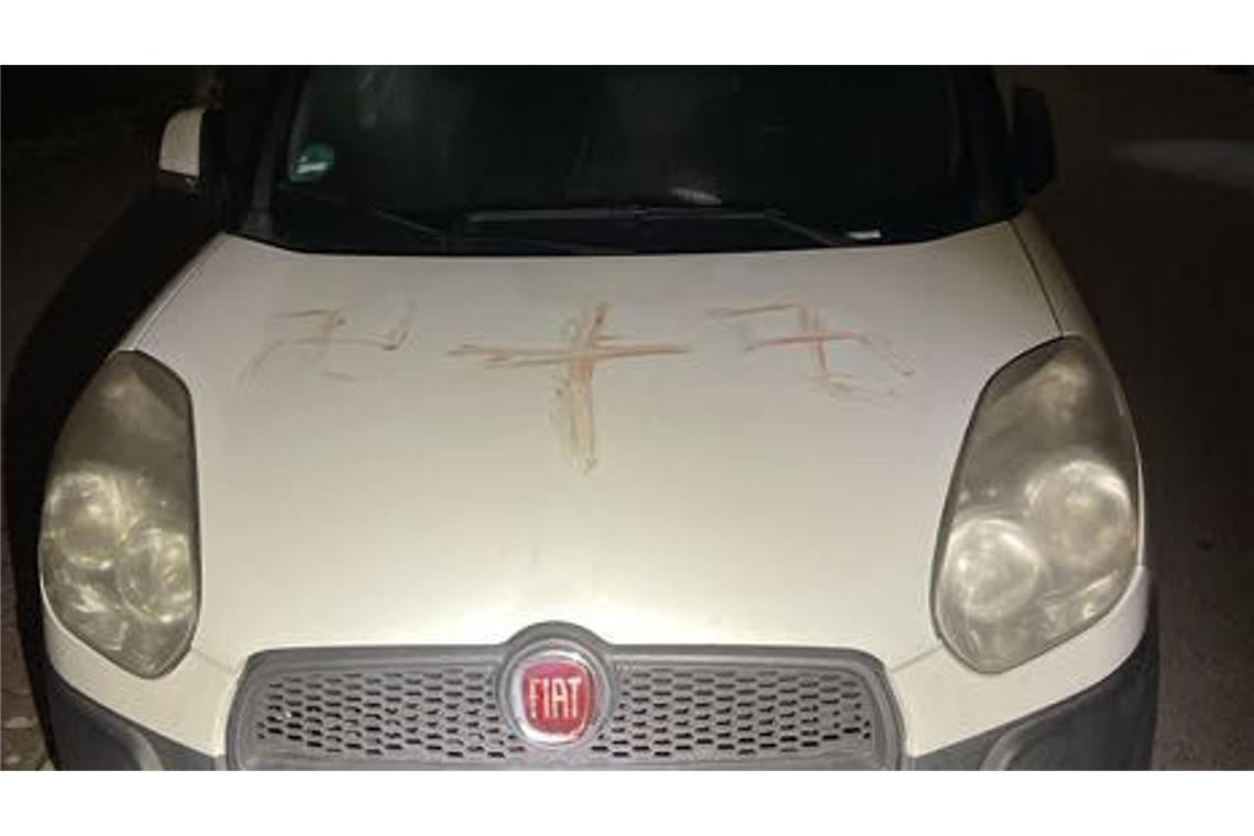 Auf mindestens 50 Fahrzeugen wurde laut Polizei Blut gefunden.