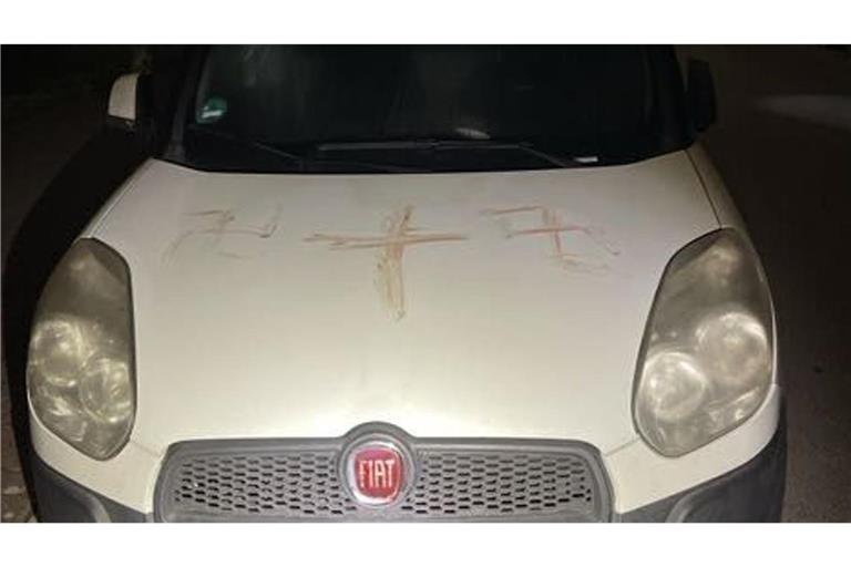 Auf mindestens 50 Fahrzeugen wurde laut Polizei Blut gefunden.