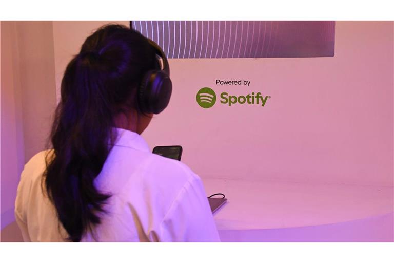 Auf Musikplattformen wie Spotify findet sich immer mehr Musik, die von KI erzeugt wurde. Das bringt eine Reihe von Problemen mit sich.