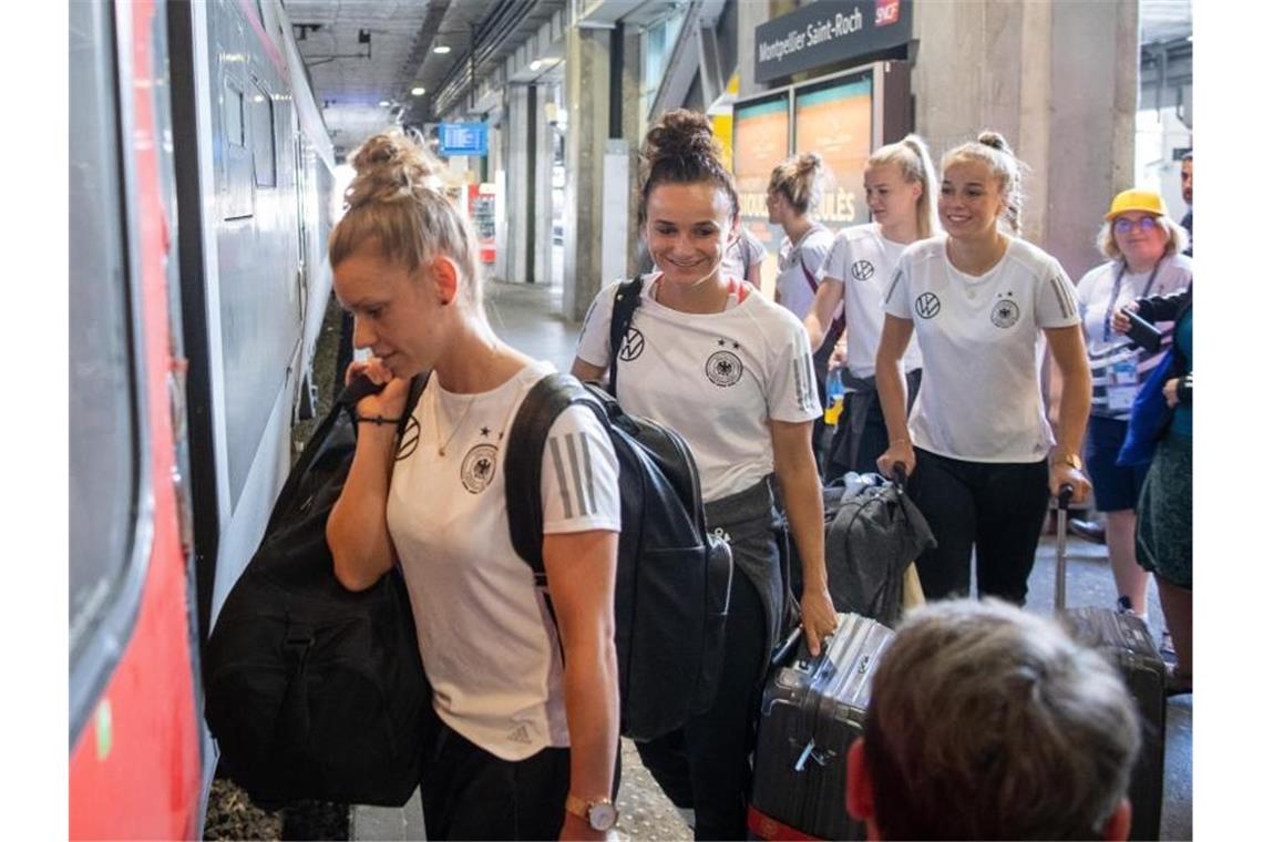 Auf nach Grenoble: Deutschlands Fußball-Frauen reisen ins nächste WM-Quartier. Foto: Sebastian Gollnow