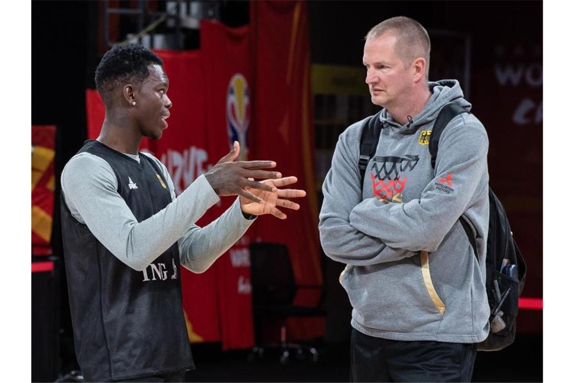 Auf NBA-Star Dennis Schröder (l) muss Basektball-Bundestrainer Henrik Rödl beim Quali-Turnier in Split verzichten. Foto: Swen Pförtner/dpa