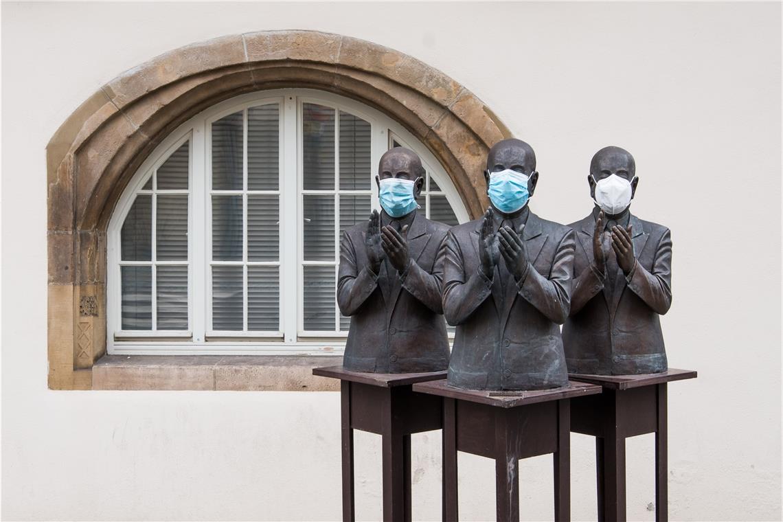 Backnang während der Pandemie: Bildband zeigt Szenen wie aus einer Geisterstadt Auf Nummer sicher: Selbst die Claqueure vor dem Rathaus tragen Masken.