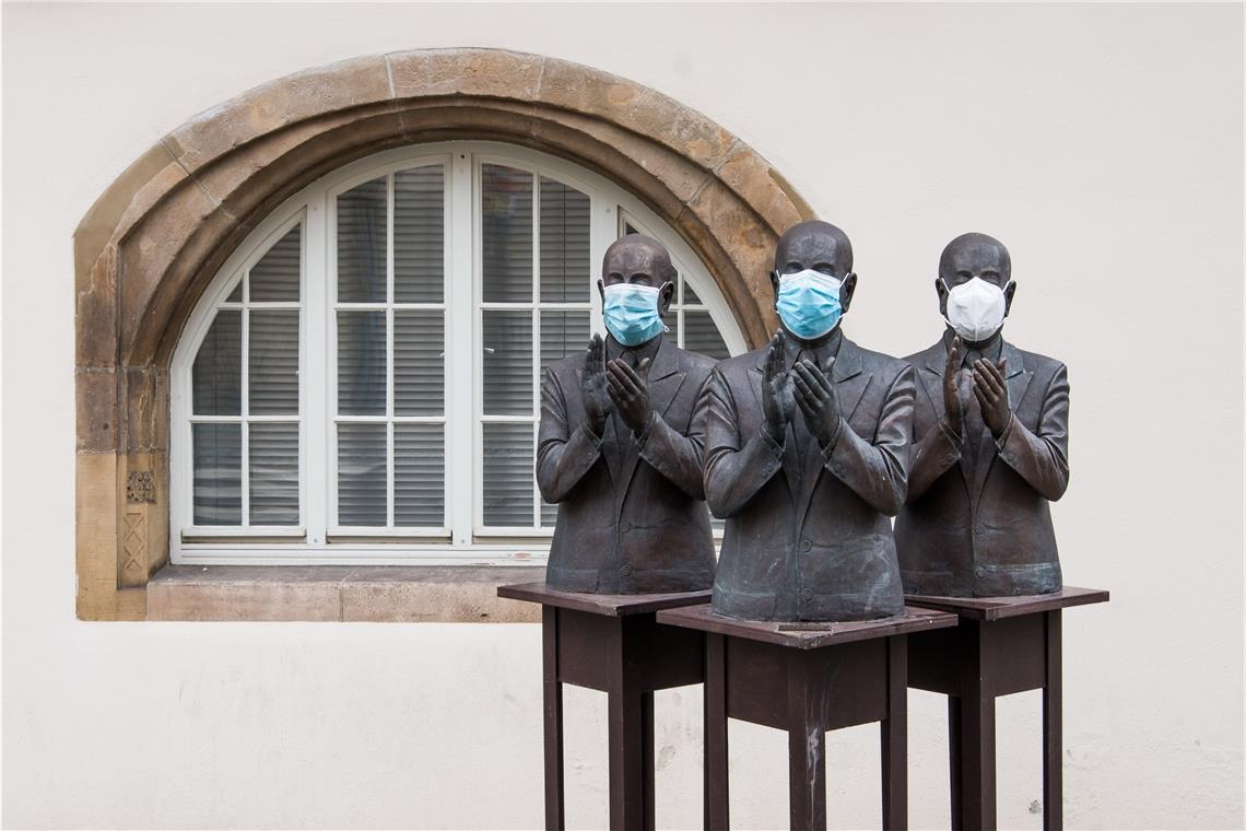 Auf Nummer sicher: Selbst die Claqueure vor dem Rathaus tragen Masken.