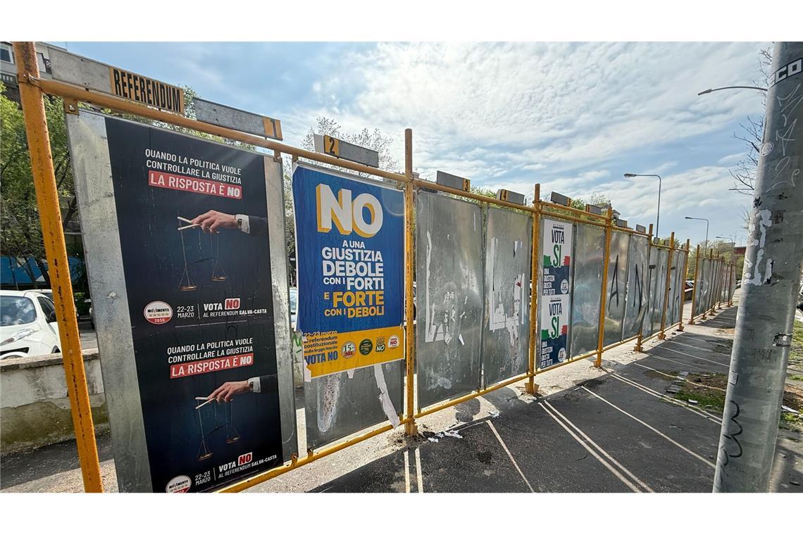 Auf Plakaten wird für Ja oder Nein geworben.