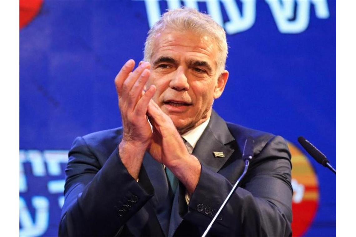 Israel verharrt nach knappem Wahlausgang in Politik-Krise Auf Platz zwei kam mit 18 Sitzen die Zukunftspartei des Oppositionsführers Jair Lapid, die in der politischen Mitte angesiedelt ist. Foto: Ilia Yefimovich/dpa