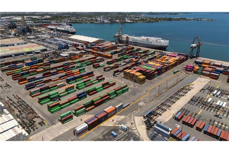 Auf Puerto Rico (USA) sind Container im Hafen von San Juan gestapelt.