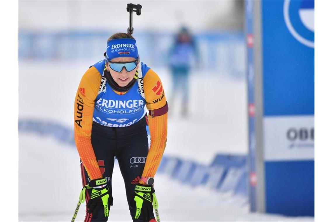 Kein Schempp-Wunder in Oberhof - Norweger dominieren Auf Rang vierzehn beim Sprint über 7,5 Kilometer beste Deutsche: Franziska Preuss im Ziel. Foto: Martin Schutt/dpa-Zentralbild/dpa