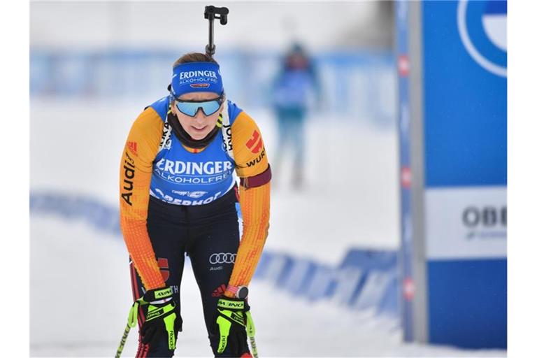 Auf Rang vierzehn beim Sprint über 7,5 Kilometer beste Deutsche: Franziska Preuss im Ziel. Foto: Martin Schutt/dpa-Zentralbild/dpa