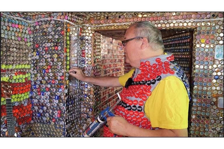 Auf Rekordkurs: Frank Zeidler hat ein außergewöhnliches Hobby – er verbaut Kronkorken in seinem Haus.
