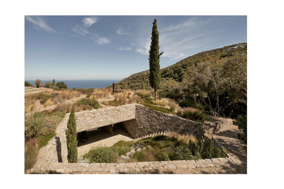 Auf Samos, Griechenland: Liknon ist ein  in die Landschaft integriertes Museum, entworfen von K-Studio.