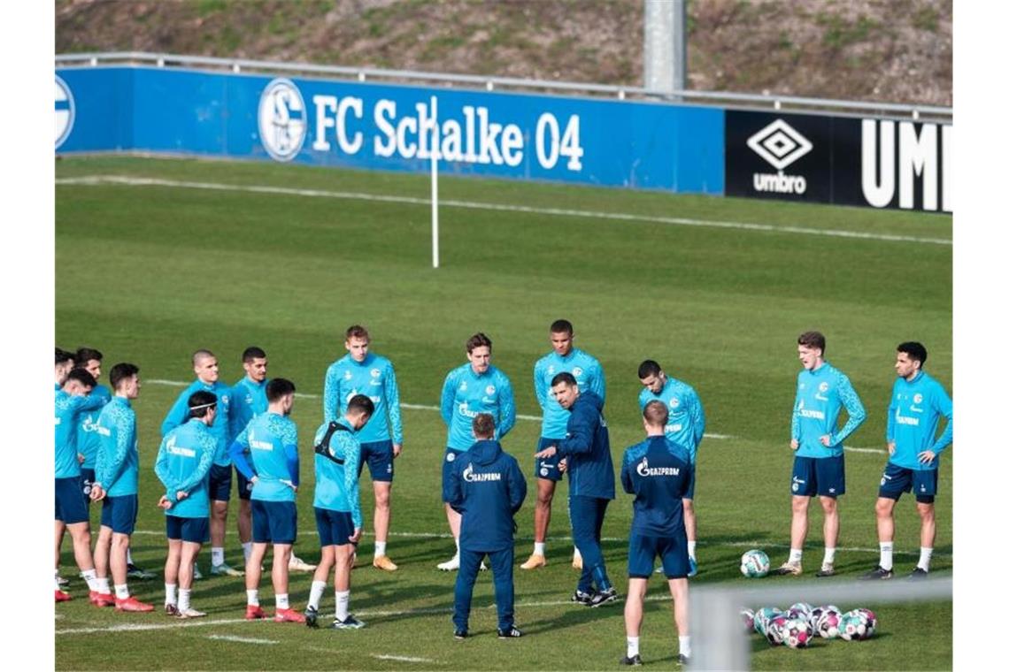 Auf Schalke setzt man die Hoffnung auf einen neuen Trainer: Dimitrios Grammozis (M) stimmt die Spieler ein. Foto: Fabian Strauch/dpa