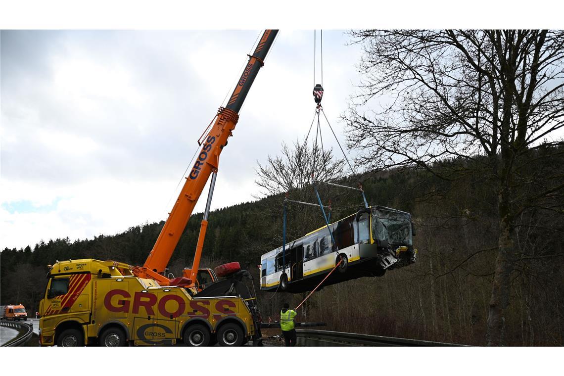 Auf schneeglatter Straße ist ein Linienbus bei Ebhausen von der Fahrbahn abgekommen und einen Abhang hinuntergerutscht.