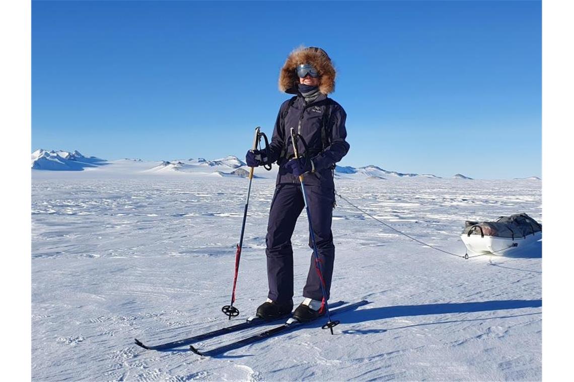 Auf Skiern und nur mit einem Zugschlitten für ihr Gepäck hat Anja Blacha nach 1400 Kilometern den Südpol erreicht. Foto: -/Privat/dpa/Archiv