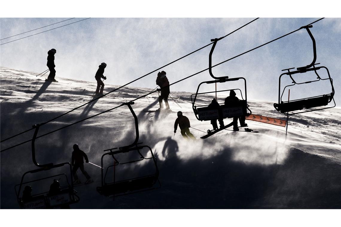 Auf Skipisten in Österreich und der Schweiz sind am Wochenende erneut mehrere Freizeitsportler verunglückt.