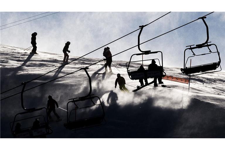 Auf Skipisten in Österreich und der Schweiz sind am Wochenende erneut mehrere Freizeitsportler verunglückt.