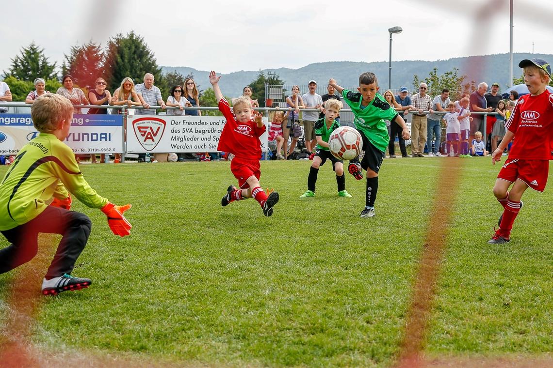 Hilfe beim Neustart nach der Zwangspause Auf Spiel, Spaß und kernige Torschüsse muss der Fußballnachwuchs nunmehr seit gut eineinhalb Jahren fast durchgängig verzichten. Nun soll es für die E- und F-Jugendteams der Region Anfang September wieder auf den Platz zurückgehen. Beim Neustart wollen unsere Zeitung und vier Partnervereine allen Klubs mit Vorbereitungsturnieren wichtige Hilfestellung geben. Foto: A. Becher