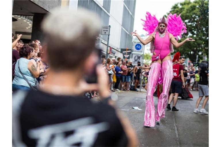 Auf Stelzen geht ein Teilnehmer der Parade zum Christopher Street Day (CSD) durch die Innenstadt. Foto: Christoph Schmidt/Archivbild