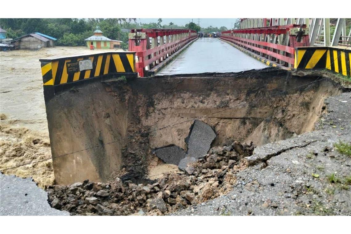 Auf Sumatra wurden Brücken durch die Wucht der Wassermassen schwer beschädigt.