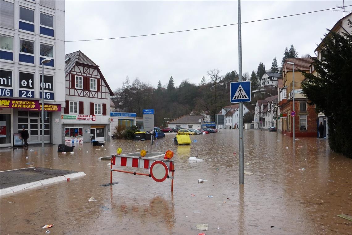 Auf Szenarien wie das Hochwasser von 2011 – hier die Backnanger Talstraße – will man künftig besser vorbereitet sein. Dazu gehört auch ein möglichst flächendeckendes Sirenennetz zur Warnung der Bevölkerung. Der Geldfluss dafür stockt allerdings derzeit.  Archivbild: F. Muhl