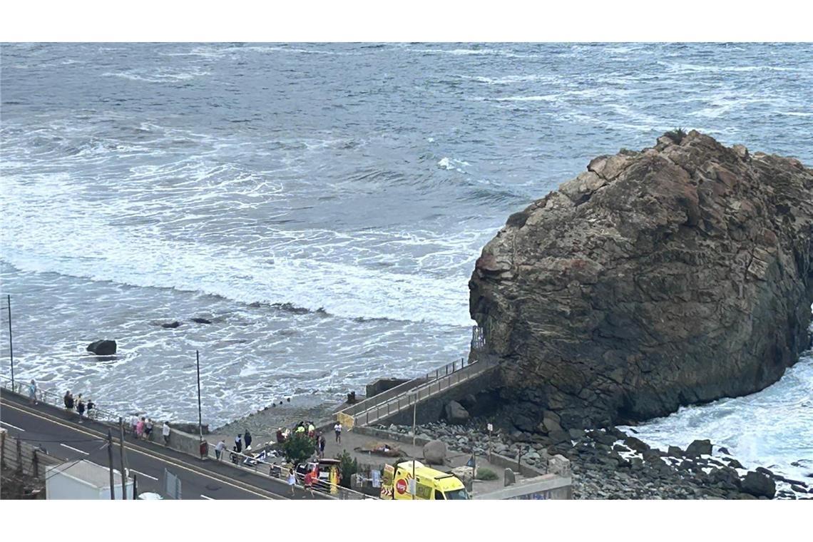 Auf Teneriffa wurden mehrere Menschen von hohen Wellen erfasst.